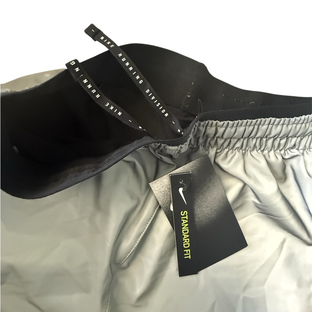 NWT Nike Women’s Tempo Luxe Run Division Reflective Shorts - Size XS - Picture 3 of 7